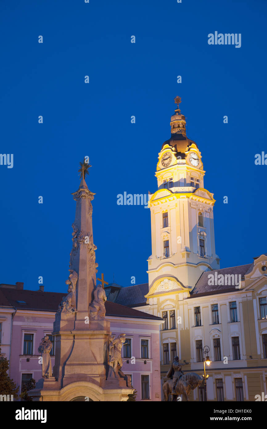 Dreifaltigkeitssäule und Rathaus in der Abenddämmerung, Pecs, Süd-Transdanubien, Ungarn Stockfoto