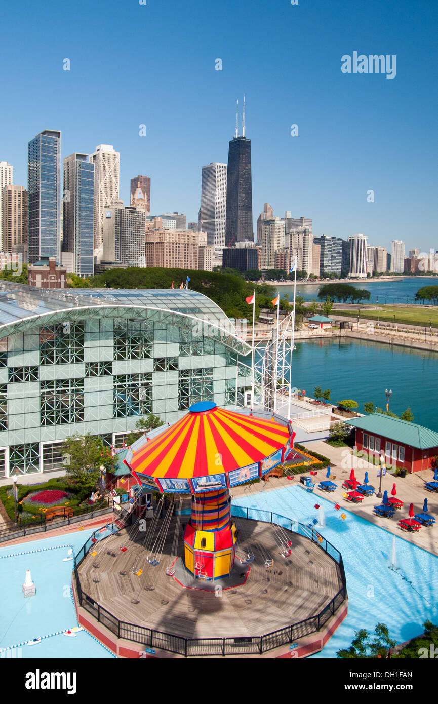 Ein Blick auf die Wave Swinger und die Skyline von Chicago aus dem Navy Pier Riesenrad am Pier Park, Navy Pier, Chicago gesehen. Stockfoto