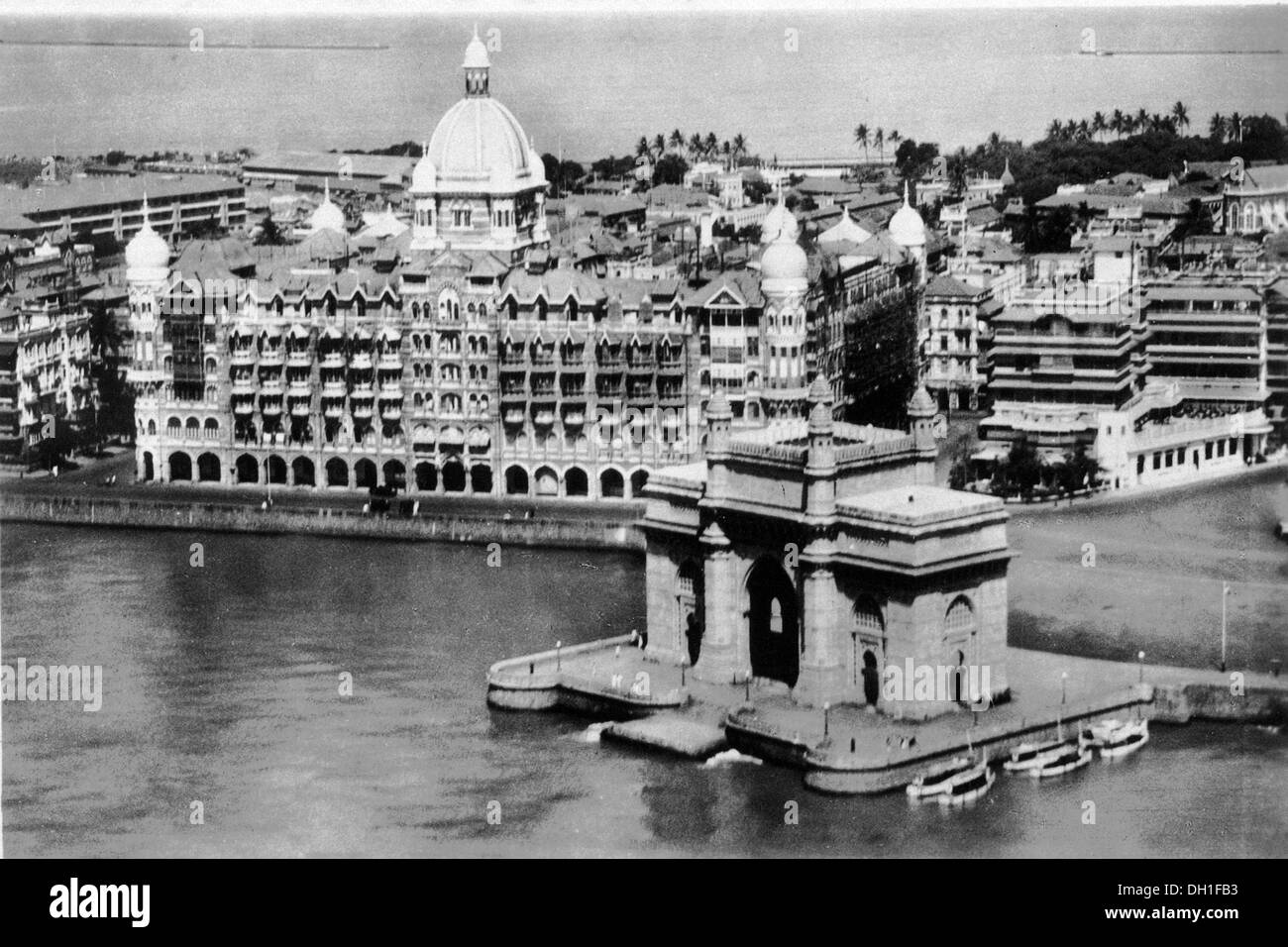 Altes, 1900er erbautes Taj Mahal Hotel und Gateway of India Apollo Bunder Colaba Bombay Mumbai Maharashtra indianischer Jahrgang Stockfoto
