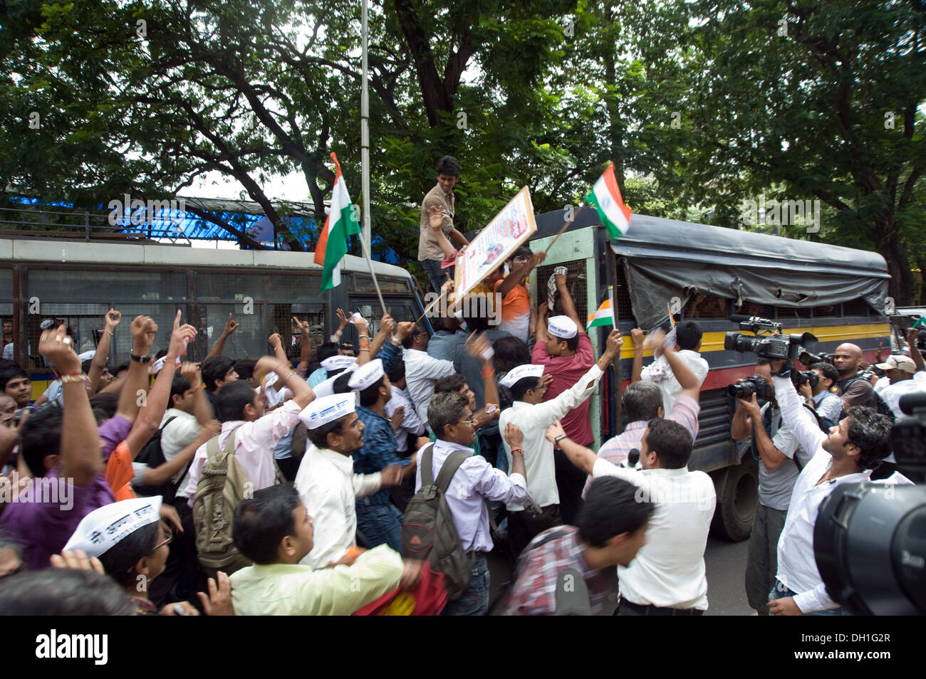 Männer rufen Parolen wehende Fahnen von Indien Anna Hazare Unterstützer Mumbai Maharashtra Indien Asien Stockfoto