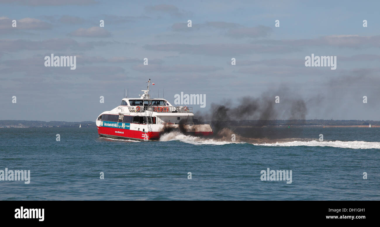 Red Funnel Line Red Jet 4 Passagier-Fähre verlassen Cowes nachgestellte Auspuff Rauch von Motoren, Isle Of Wight, Hampshire, England Stockfoto