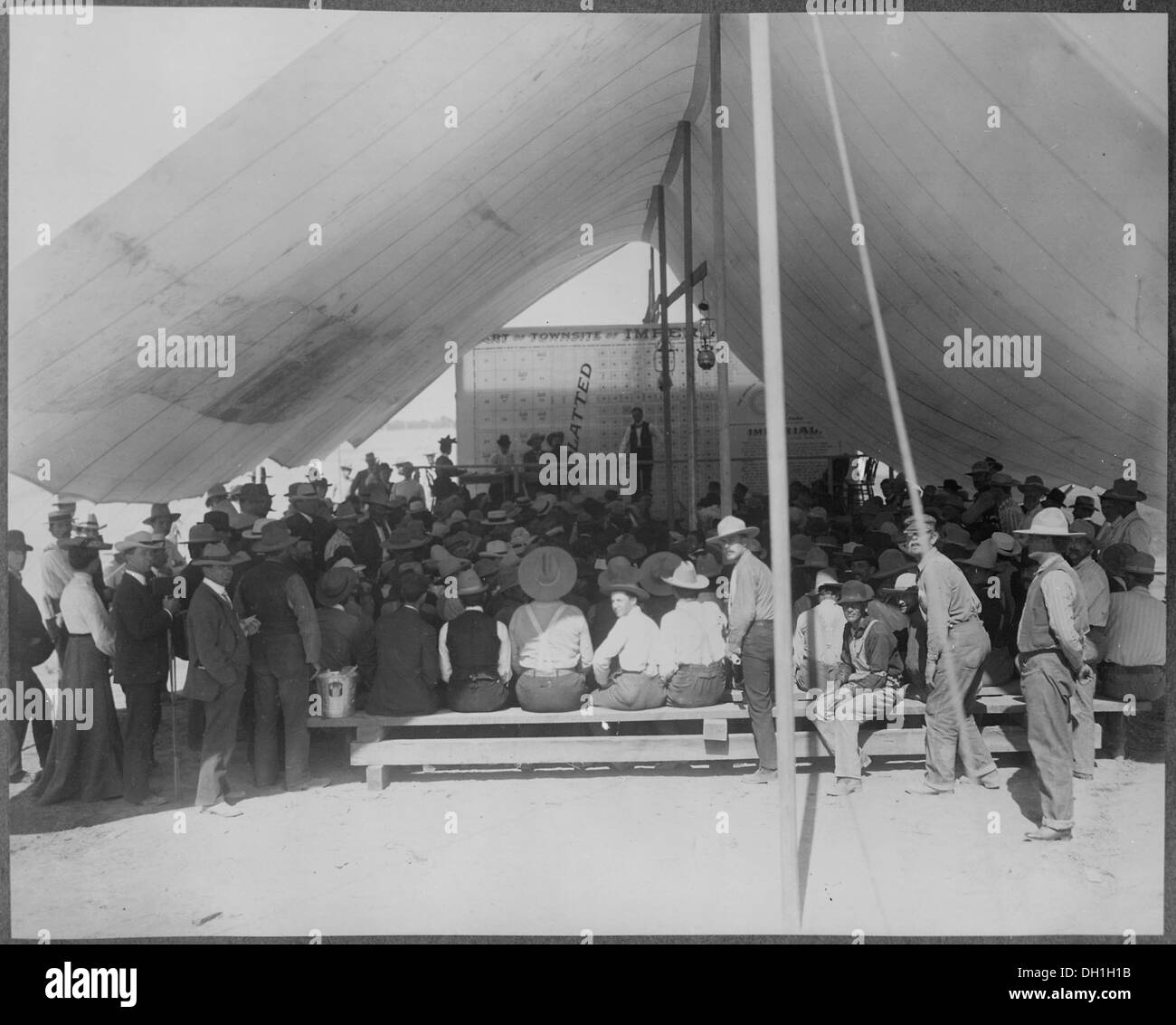 Ein historisches Foto der ersten Auktion von Losen in Imperial, Kalifornien, die am 12. April 1904 stattfand. Die Szene zeigt Einzelpersonen in einem Zelt, die an der von der California Development Company organisierten Landauktion teilnehmen. Stockfoto