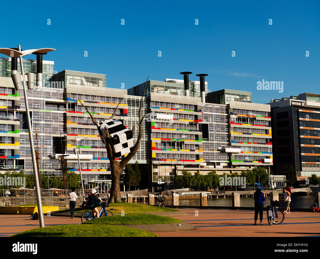 Kunst im öffentlichen Raum und gemischt genutzte Gebäude in Melbourne Docklands Bezirk. Stockfoto