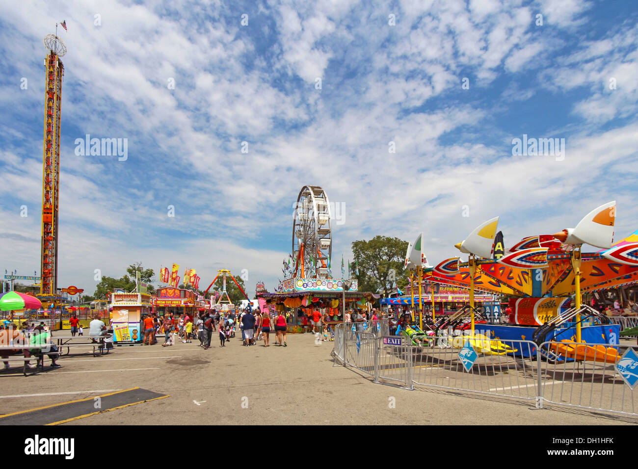 Touristen und Fahrten auf der Midway an der Indiana State Fair in Indianapolis Stockfoto