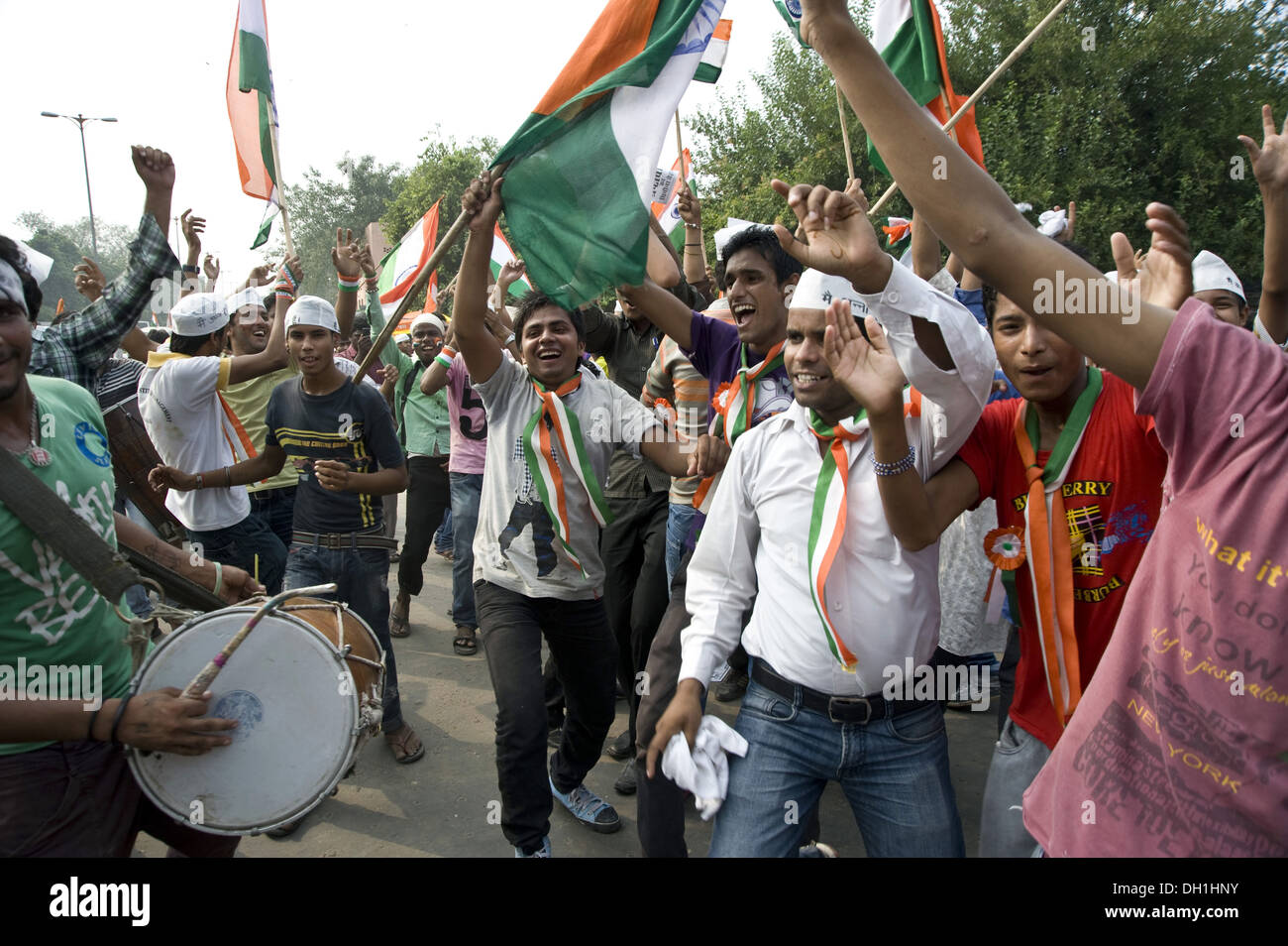 Anna Hazare Fans tanzen und spielen Trommel Ramlila Maidan New Delhi Indien Asien Stockfoto