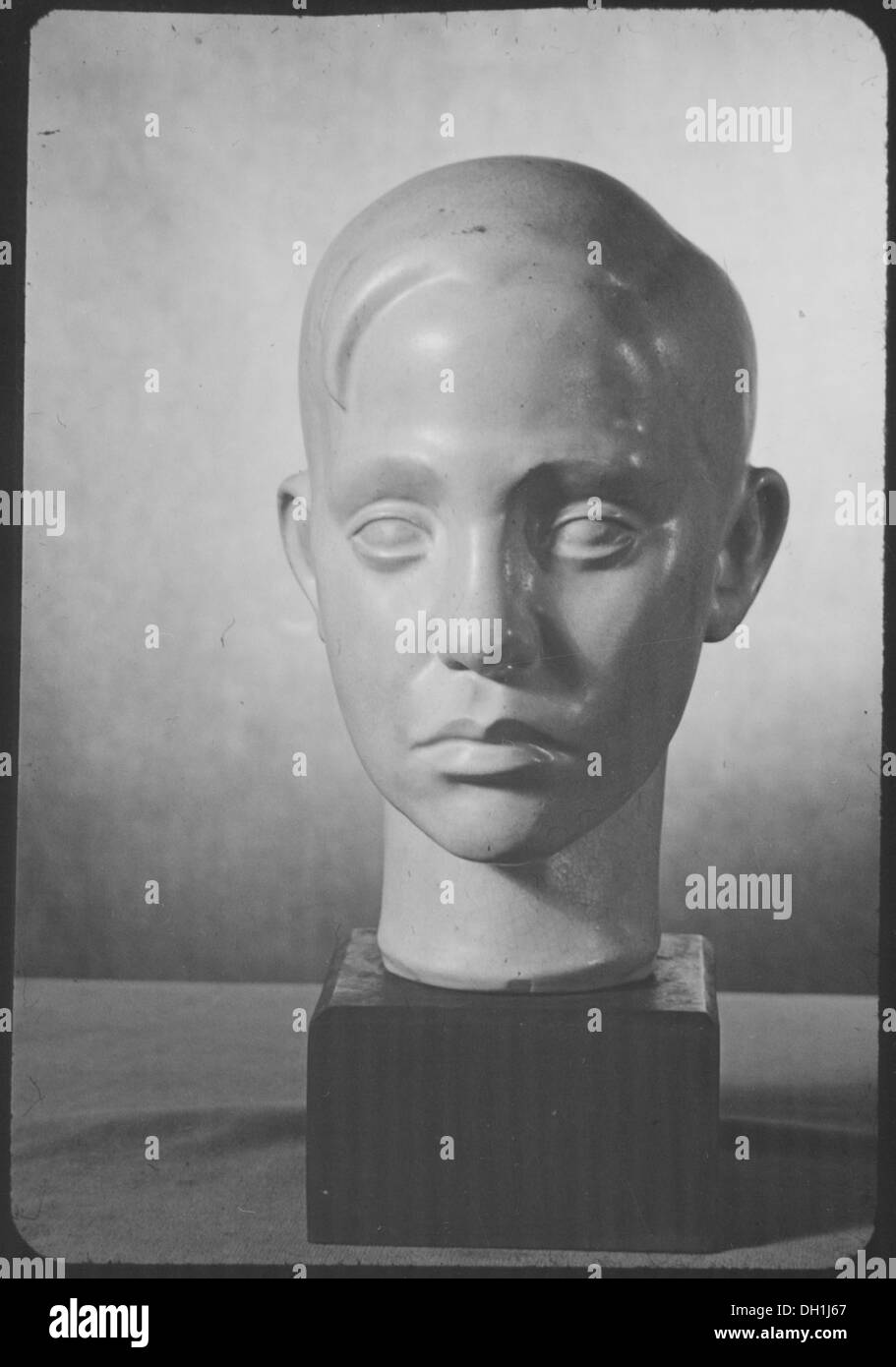 Head-Terra Cotta ist eine Art von Terrakotta-Skulptur, die häufig in der dekorativen Kunst verwendet wird und oft in architektonischen Entwürfen zu sehen ist. Er ist mit einem menschlichen Kopf-Motiv versehen und ist für seine Handwerkskunst bekannt. Stockfoto