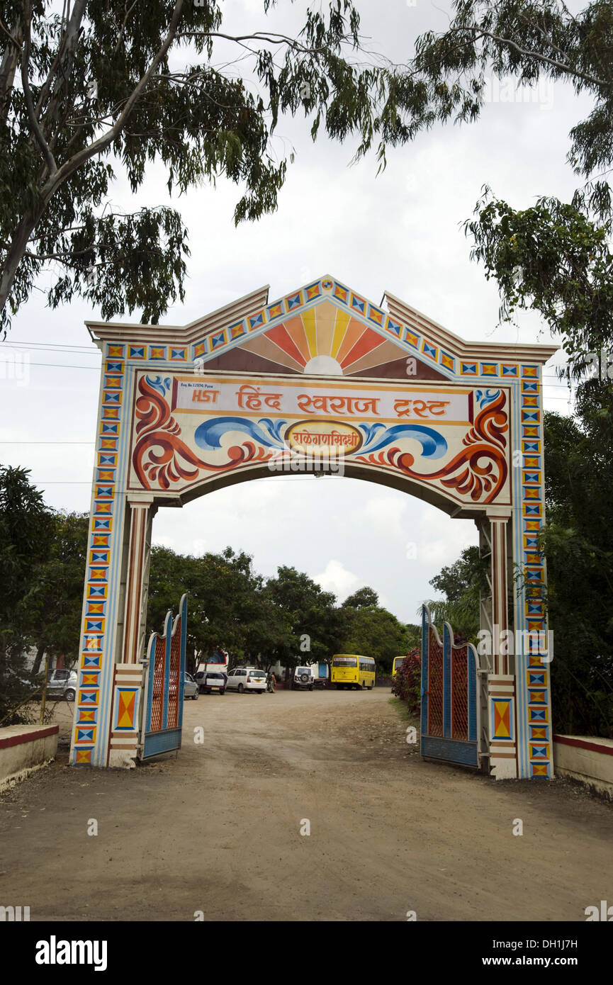 Willkommen Tor von Hind Swaraj Vertrauen in Ralegan Siddhi Dorf von Anna Hazare, Parner taluka, Ahmednagar Bezirk, Maharashtra, Indien, Asien Stockfoto