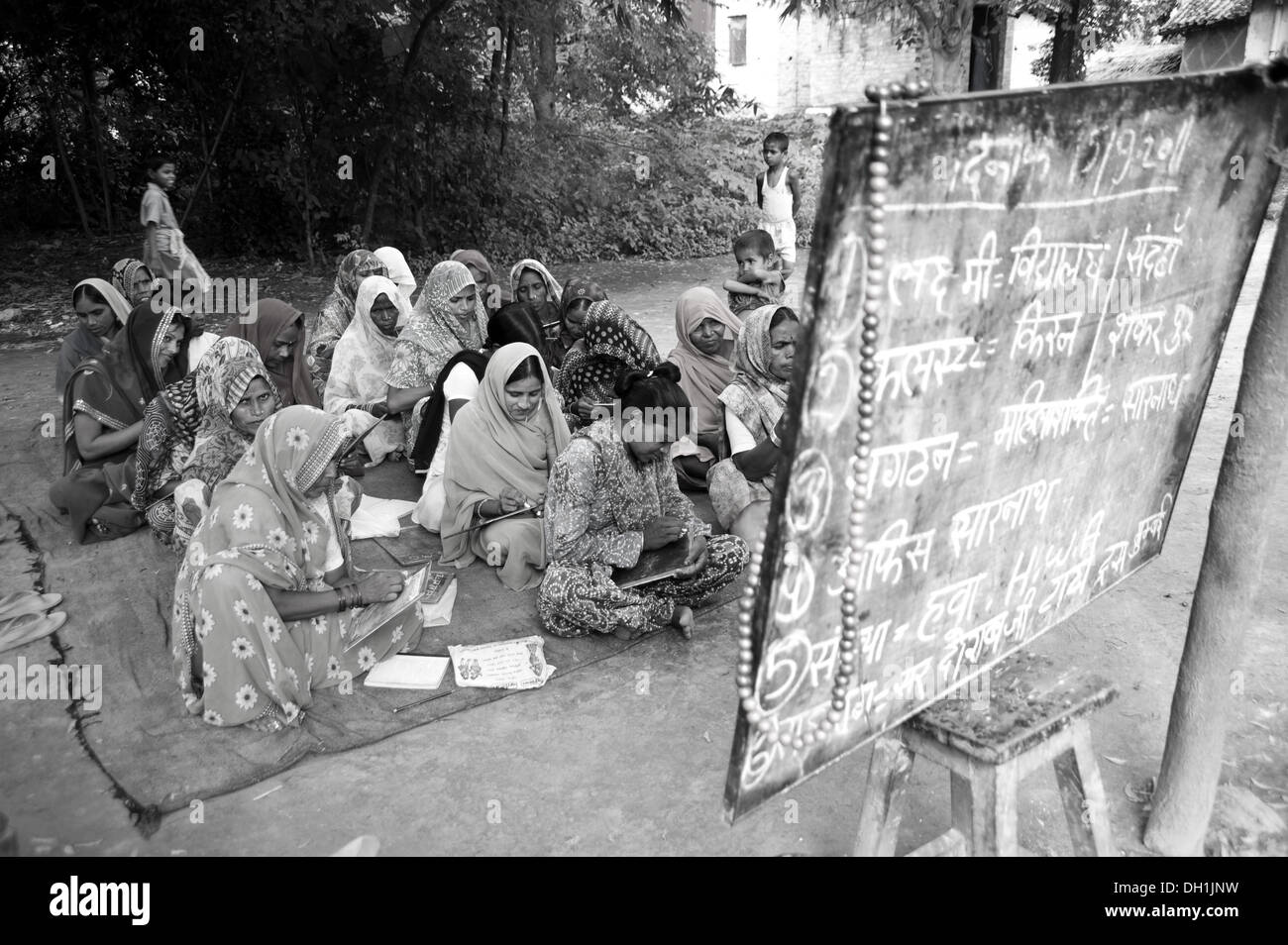 Indische Frauen studieren Open Air Schule Erwachsenenbildung Klassenzimmer uttar pradesh Indien Asien Stockfoto