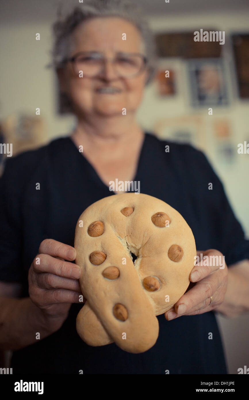 Ältere Frau mit Mandel Brot, Hvar, Dalmatien, Kroatien Stockfoto
