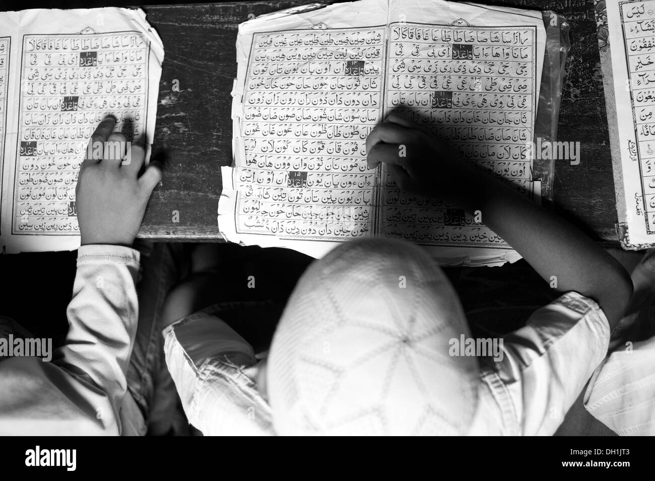 Muslimische Jungen Lehren an islamische Schule Uttar Pradesh Indien Asien Stockfoto