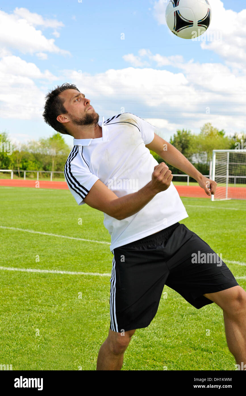 Fußball-Spieler springenden Ball auf Kopf, München, Bayern, Deutschland Stockfoto