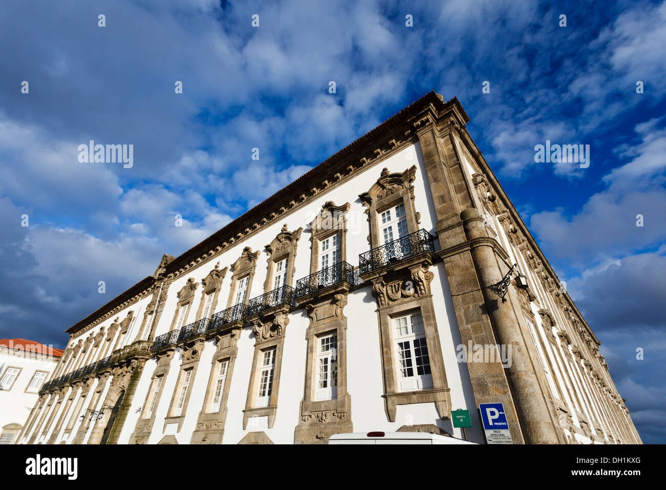 Künstlerische Blick auf ein historisches Eckgebäude im historischen Viertel von Porto Portugal. Stockfoto