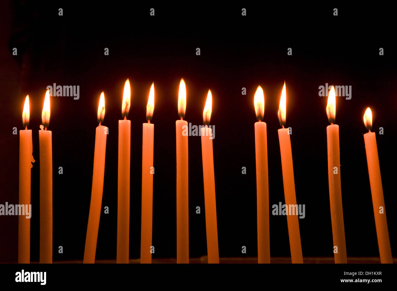 elf brennende Kerzen Stockfoto