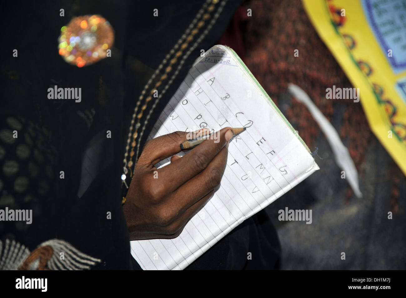 Erwachsenenbildung Frau schreiben A B C D Bleistift Notiz Buch Indien Stockfoto