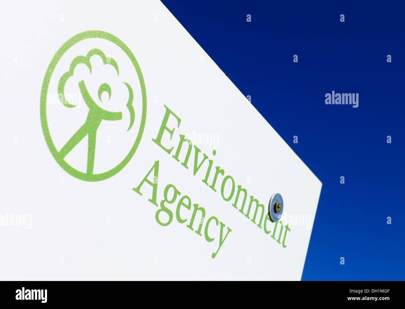 Environment Agency Logo auf einem Brett mit blauen Himmel dahinter. Stockfoto