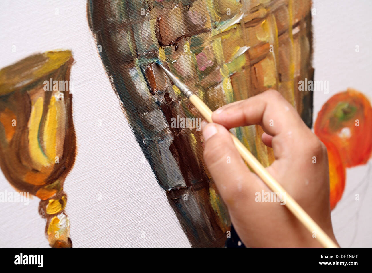 Maler Gemälde auf Leinwand mit Ölfarbe , Stockfoto
