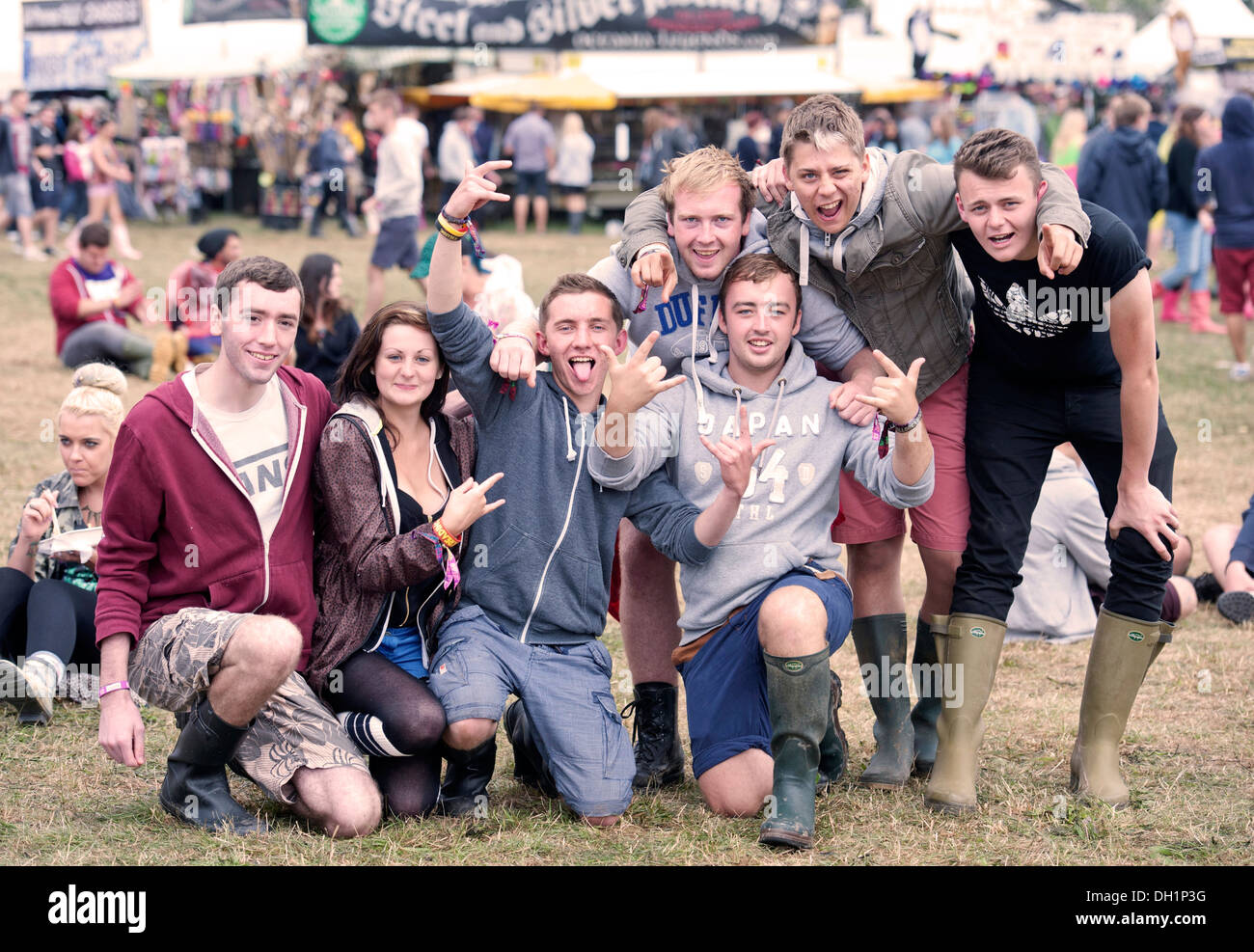 Das Reading Festival - eine Gruppe von Musik-Fans auf der Hauptbühne 2013 Stockfoto