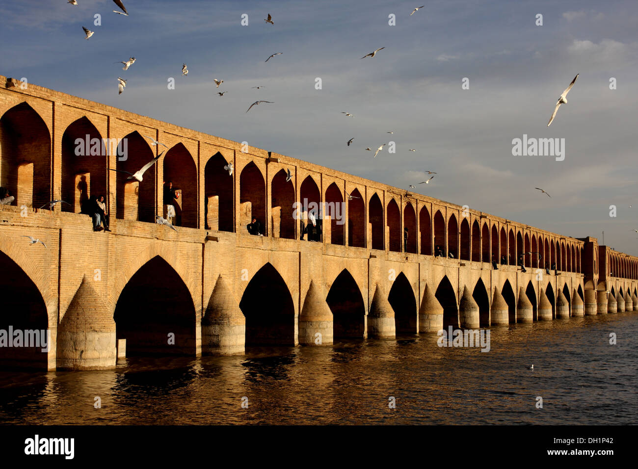 Si-o-Seh-Brücke, Isfahan, Iran, mit Menschen auf der Brücke und Möwen am Himmel Stockfoto