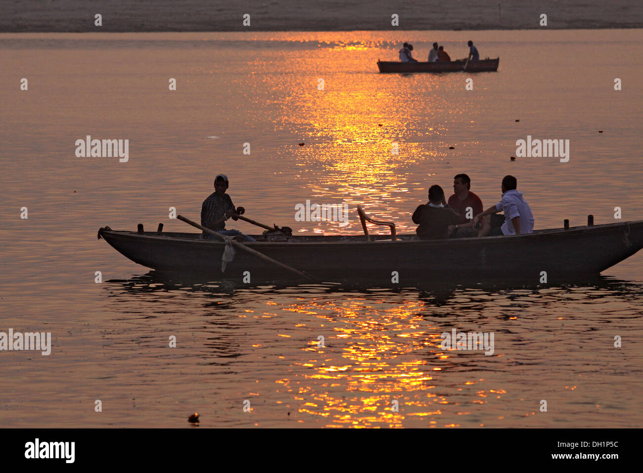 Pilger Bootfahren Ganga Fluß Ganges Sonnenuntergang Uttar Pradesh, Indien Stockfoto