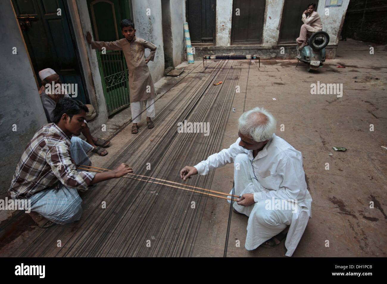 Weber Vorbereitung Kettfaden für das Weben Banarasi Sarees Varanasi Uttar Pradesh, Indien Stockfoto