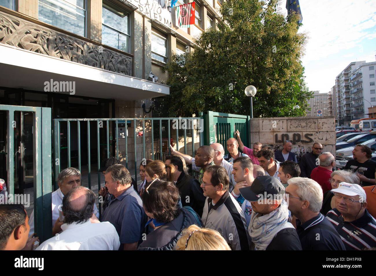 Zivilisten, die Warteschlangen an den Palermo Arbeitslosigkeit und Rente Zentrum, im Zentrum der Hauptstadt von Sizilien. Stockfoto