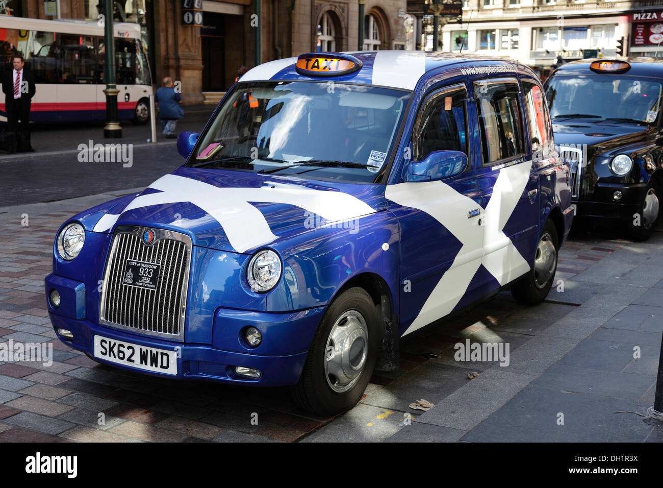Ein Taxi mit einer schottischen Saltyre-Flagge, Glasgow City Centre, Schottland, UK Stockfoto