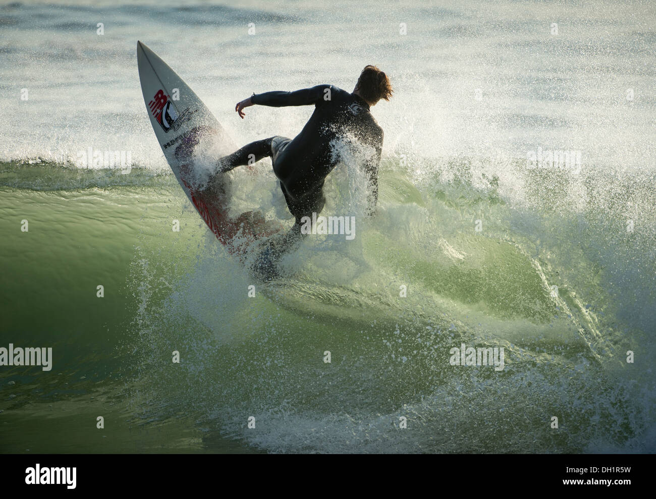 Surfer gehen für Gasse Schleife, False Bay, Sonnenuntergang leuchten Stockfoto