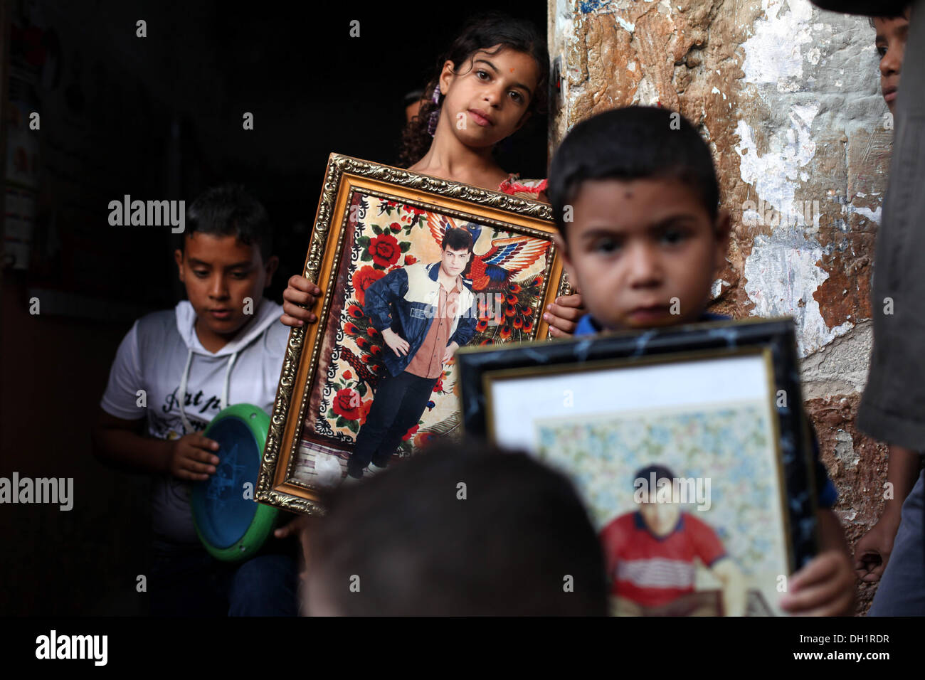 Gaza, Palästinensische Gebiete. 29. Oktober 2013. Ein Verwandter des palästinensischen Gefangenen Omar Massoud, der seit 1993 von Israel innehat, küsst seine Mutter (C), wie sie die erwarteten Release von Omar, bei seiner Familie zu Hause in Gaza-Stadt 29. Oktober 2013 nach Anhörung Nachrichten reagieren. Israelis sagen, dass Massoud verurteilt wurde, einen Israeli im Jahr 1993 zu töten. Israel ist 26 palästinensische Häftlinge in einer zweiten Stufe einen deal ausgehandelt von den Vereinigten Staaten im Juli, die eine Wiederaufnahme der Friedensgespräche gebracht. : Bildnachweis Majdi Fathi/NurPhoto: Majdi Fathi/NurPhoto/ZUMAPRESS.com/Alamy Live-Nachrichten Stockfoto