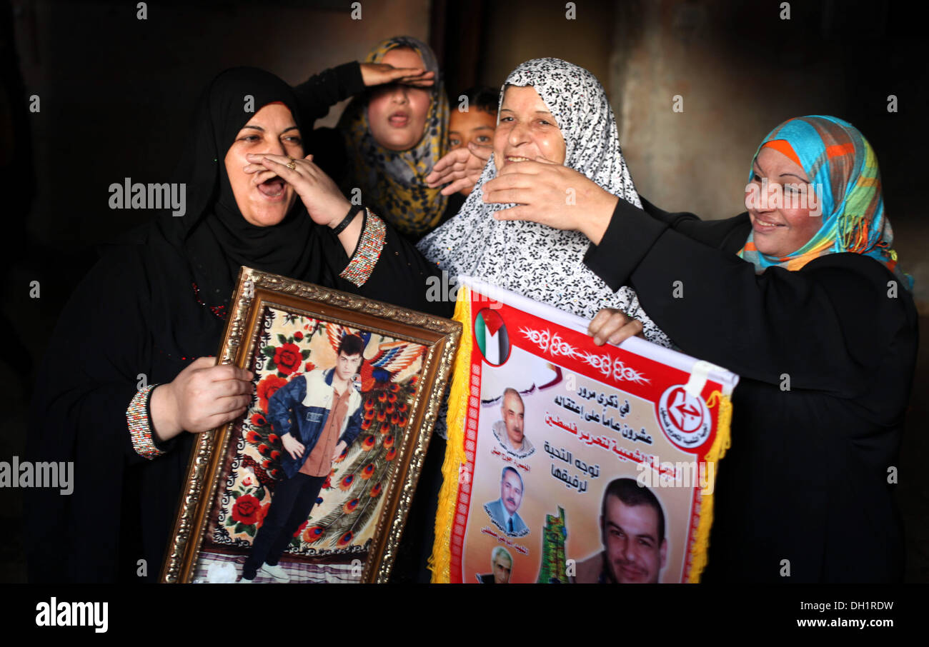 Gaza, Palästinensische Gebiete. 29. Oktober 2013. Ein Verwandter des palästinensischen Gefangenen Omar Massoud, der seit 1993 von Israel innehat, küsst seine Mutter (C), wie sie die erwarteten Release von Omar, bei seiner Familie zu Hause in Gaza-Stadt 29. Oktober 2013 nach Anhörung Nachrichten reagieren. Israelis sagen, dass Massoud verurteilt wurde, einen Israeli im Jahr 1993 zu töten. Israel ist 26 palästinensische Häftlinge in einer zweiten Stufe einen deal ausgehandelt von den Vereinigten Staaten im Juli, die eine Wiederaufnahme der Friedensgespräche gebracht. : Bildnachweis Majdi Fathi/NurPhoto: Majdi Fathi/NurPhoto/ZUMAPRESS.com/Alamy Live-Nachrichten Stockfoto