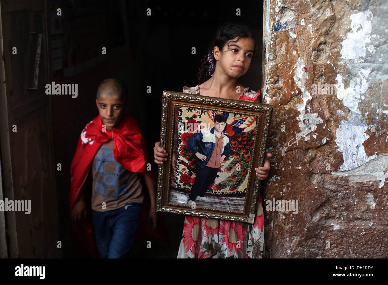 Gaza, Palästinensische Gebiete. 29. Oktober 2013. Ein Verwandter des palästinensischen Gefangenen Omar Massoud, der seit 1993 von Israel innehat, küsst seine Mutter (C), wie sie die erwarteten Release von Omar, bei seiner Familie zu Hause in Gaza-Stadt 29. Oktober 2013 nach Anhörung Nachrichten reagieren. Israelis sagen, dass Massoud verurteilt wurde, einen Israeli im Jahr 1993 zu töten. Israel ist 26 palästinensische Häftlinge in einer zweiten Stufe einen deal ausgehandelt von den Vereinigten Staaten im Juli, die eine Wiederaufnahme der Friedensgespräche gebracht. : Bildnachweis Majdi Fathi/NurPhoto: Majdi Fathi/NurPhoto/ZUMAPRESS.com/Alamy Live-Nachrichten Stockfoto