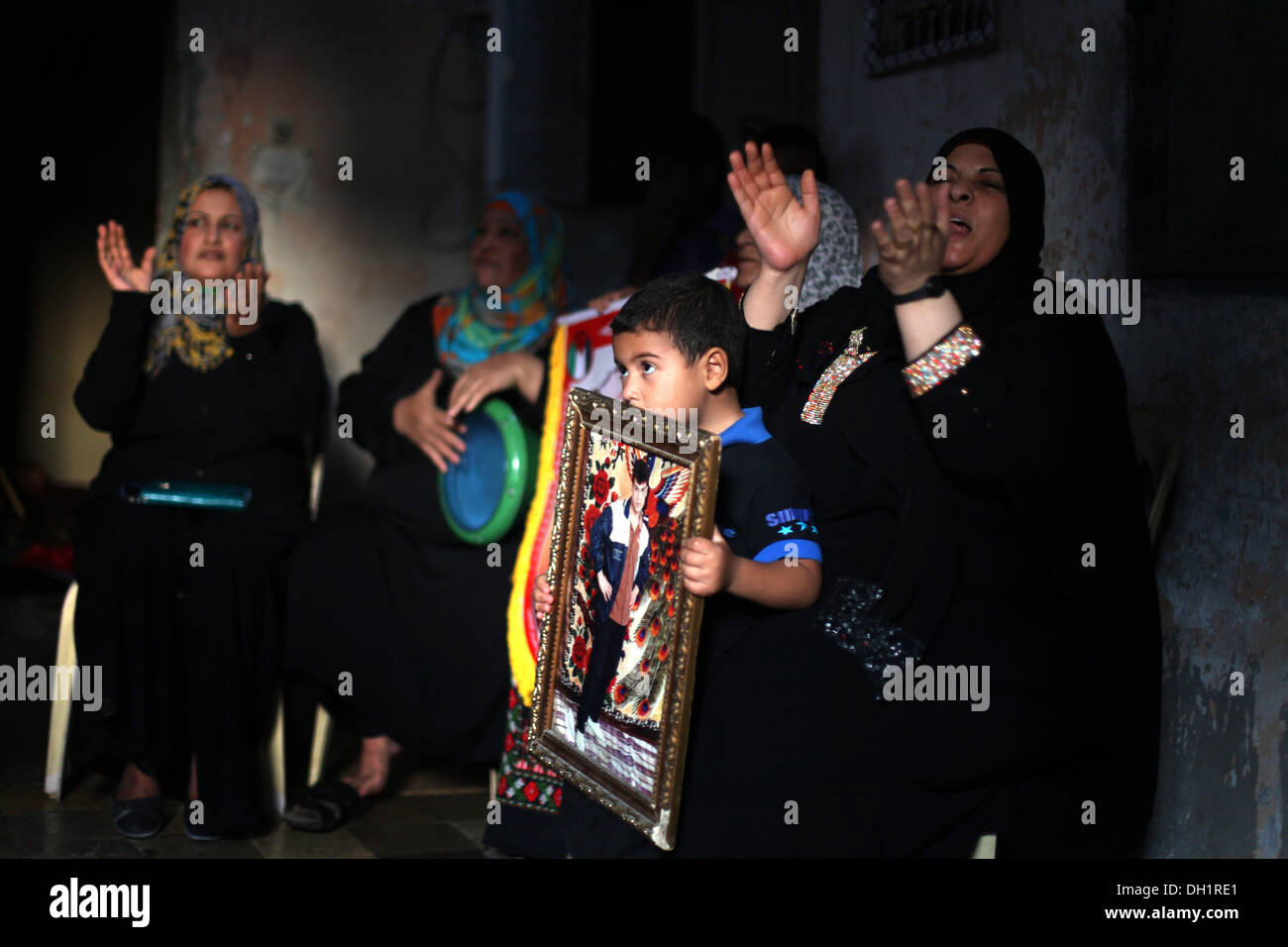 Gaza, Palästinensische Gebiete. 29. Oktober 2013. Ein Verwandter des palästinensischen Gefangenen Omar Massoud, der seit 1993 von Israel innehat, küsst seine Mutter (C), wie sie die erwarteten Release von Omar, bei seiner Familie zu Hause in Gaza-Stadt 29. Oktober 2013 nach Anhörung Nachrichten reagieren. Israelis sagen, dass Massoud verurteilt wurde, einen Israeli im Jahr 1993 zu töten. Israel ist 26 palästinensische Häftlinge in einer zweiten Stufe einen deal ausgehandelt von den Vereinigten Staaten im Juli, die eine Wiederaufnahme der Friedensgespräche gebracht. : Bildnachweis Majdi Fathi/NurPhoto: Majdi Fathi/NurPhoto/ZUMAPRESS.com/Alamy Live-Nachrichten Stockfoto