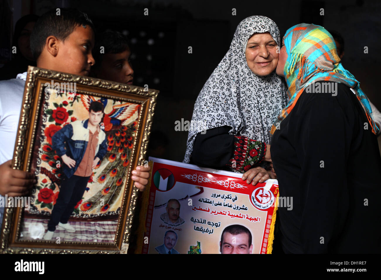 Gaza, Palästinensische Gebiete. 29. Oktober 2013. Ein Verwandter des palästinensischen Gefangenen Omar Massoud, der seit 1993 von Israel innehat, küsst seine Mutter (C), wie sie die erwarteten Release von Omar, bei seiner Familie zu Hause in Gaza-Stadt 29. Oktober 2013 nach Anhörung Nachrichten reagieren. Israelis sagen, dass Massoud verurteilt wurde, einen Israeli im Jahr 1993 zu töten. Israel ist 26 palästinensische Häftlinge in einer zweiten Stufe einen deal ausgehandelt von den Vereinigten Staaten im Juli, die eine Wiederaufnahme der Friedensgespräche gebracht. : Bildnachweis Majdi Fathi/NurPhoto: Majdi Fathi/NurPhoto/ZUMAPRESS.com/Alamy Live-Nachrichten Stockfoto