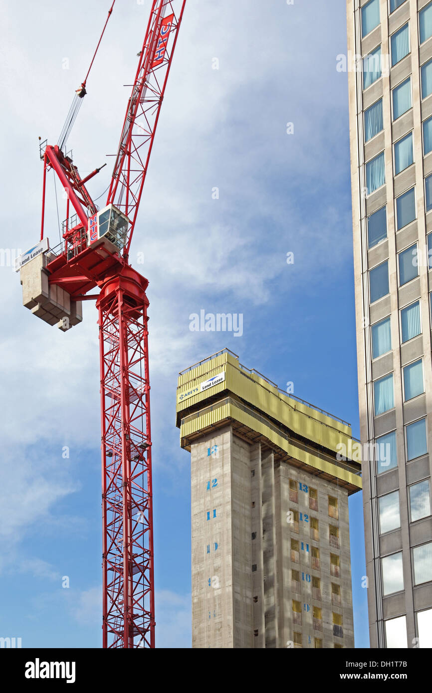 Turmdrehkran auf einer Baustelle in London, Großbritannien Stockfoto