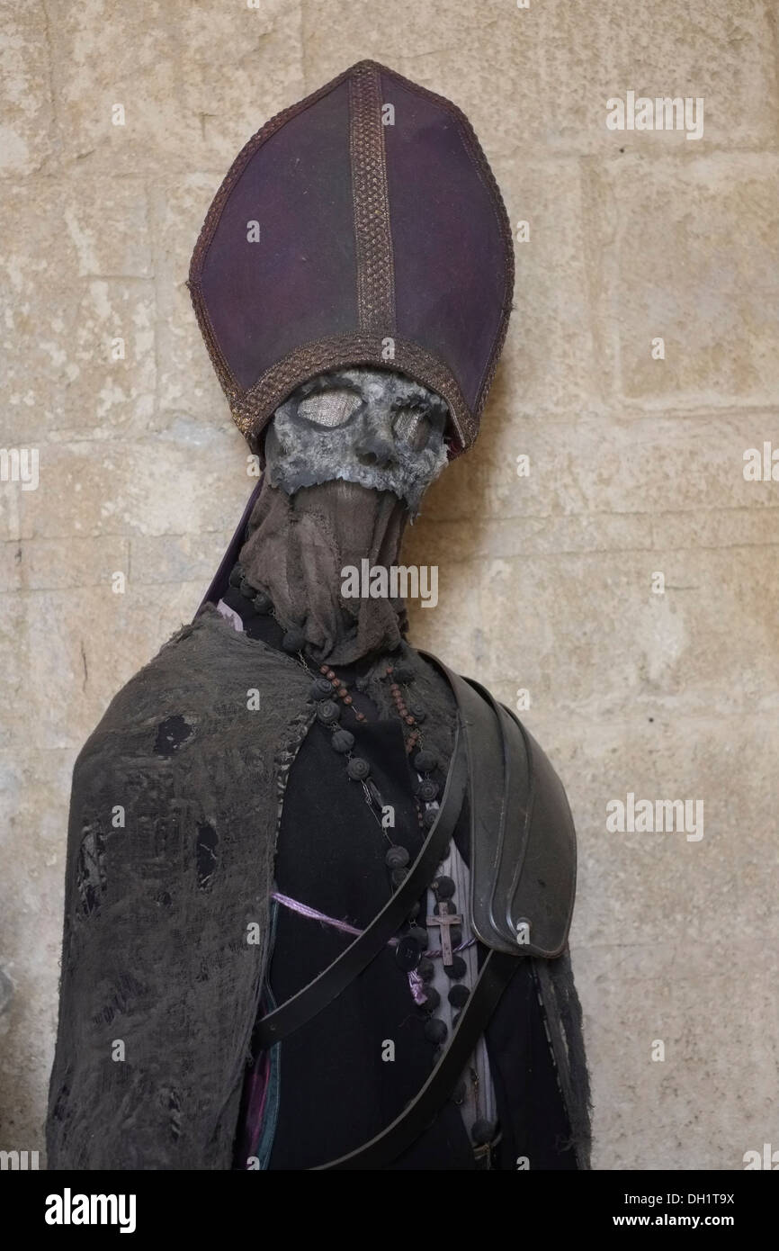 Ausstellung von Zombie wie Figuren in kirchlichen Kleidung Stockfoto