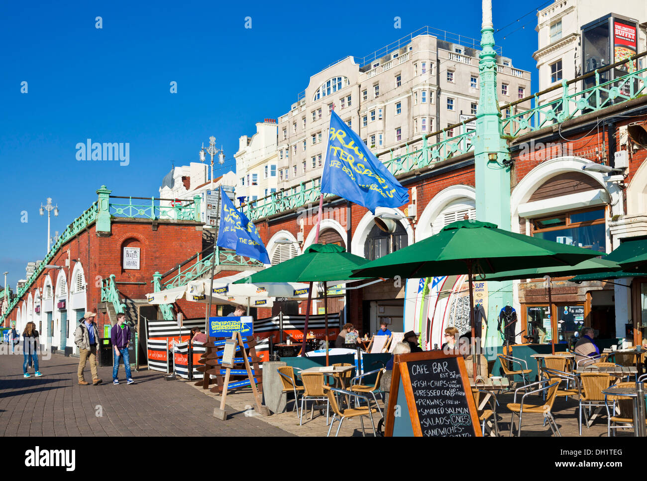 Meer Und Strand Cafes Am Brighton Beach West Sussex England Uk Gb Eu Europa Stockfotografie Alamy
