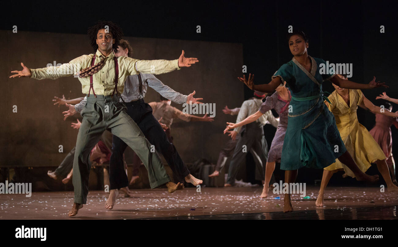 Tanzkompanie Rambert durchführen die Londoner Premiere von "The Castaways", ein neues Stück von Barak Marshall am Sadler es Wells Theatre Stockfoto