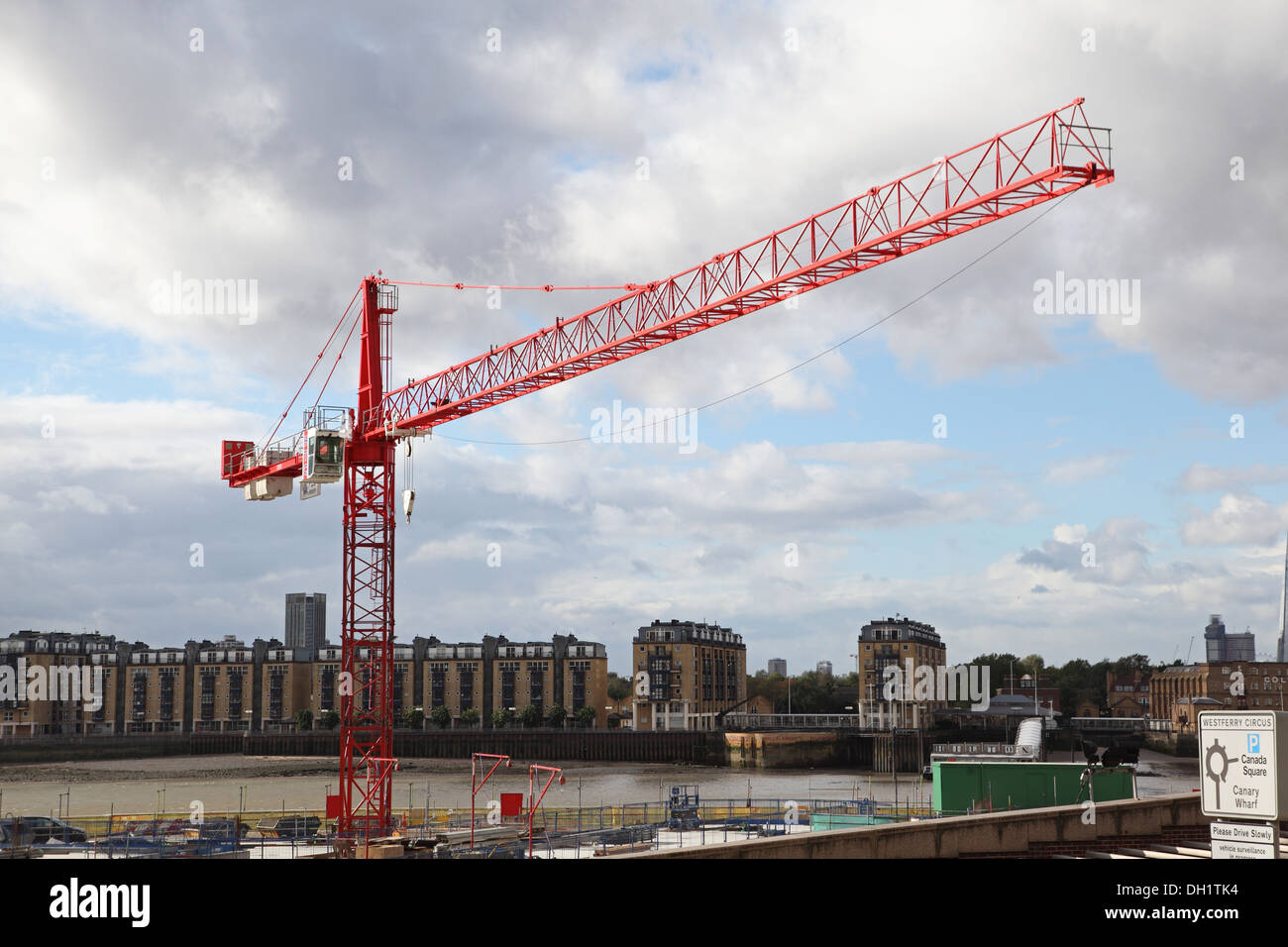 Turmdrehkran auf einer am Fluss Baustelle in London, Großbritannien Stockfoto