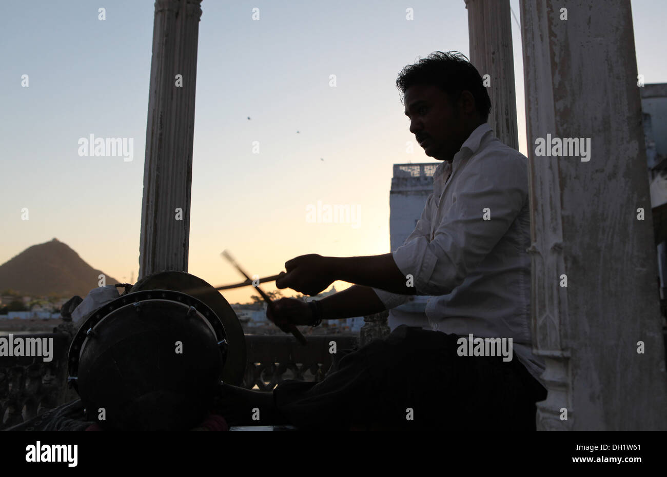 Silhouette eines Schlagzeugers in Pushkar, Rajasthan, Indien. Stockfoto