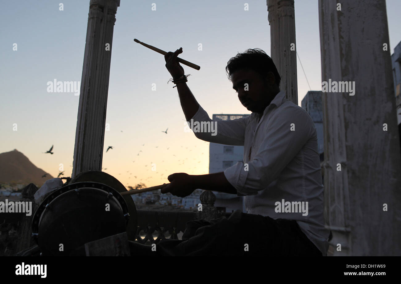 Silhouette eines Schlagzeugers in Pushkar, Rajasthan, Indien. Stockfoto