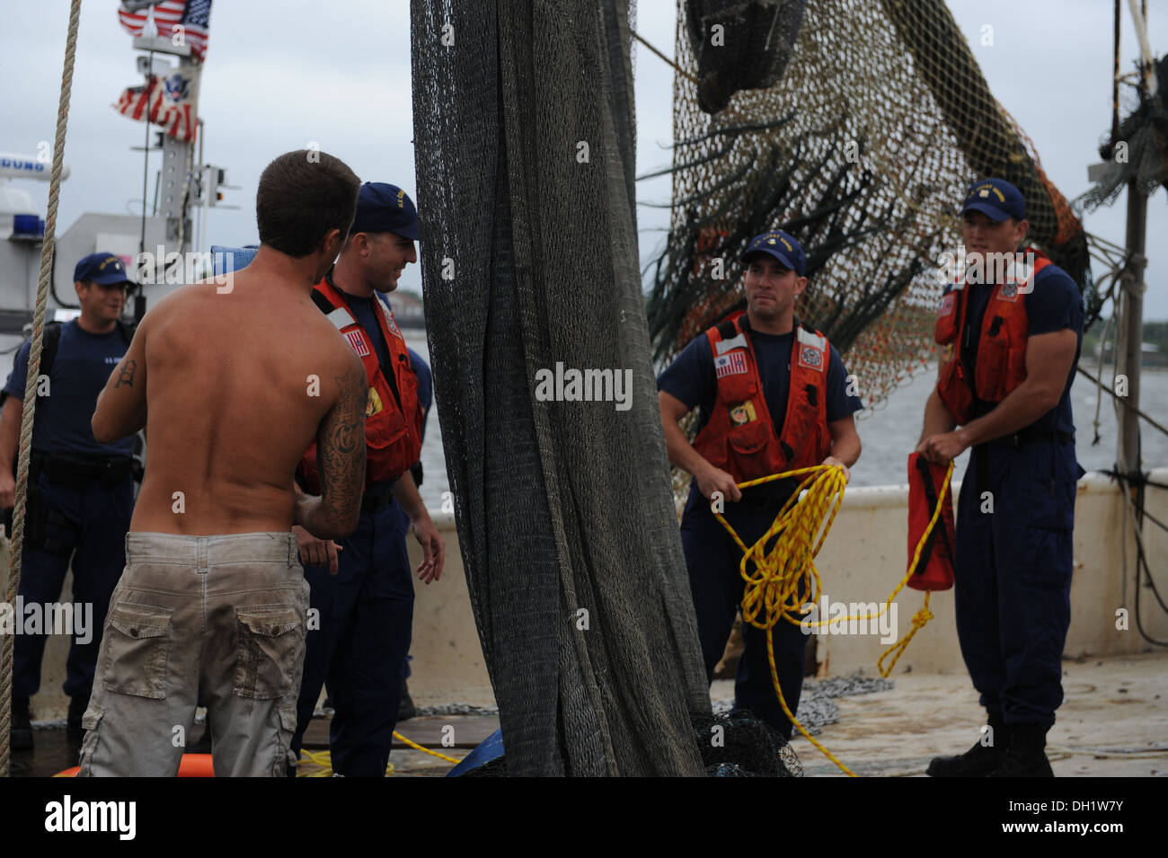 Theran Thomas, ein Matrose an Bord des Bootes 88-Fuß Garnelen Meerkönigs, hilft Küste Gardisten Ausrüstung weggeräumt Dienstag, 15. Oktober 2013 am Safe Harbor Marina in Atlantic Beach, Florida Eine Küstenwache Boatcrew von Station Mayport in Atlantic Beach reagiert nach Stockfoto