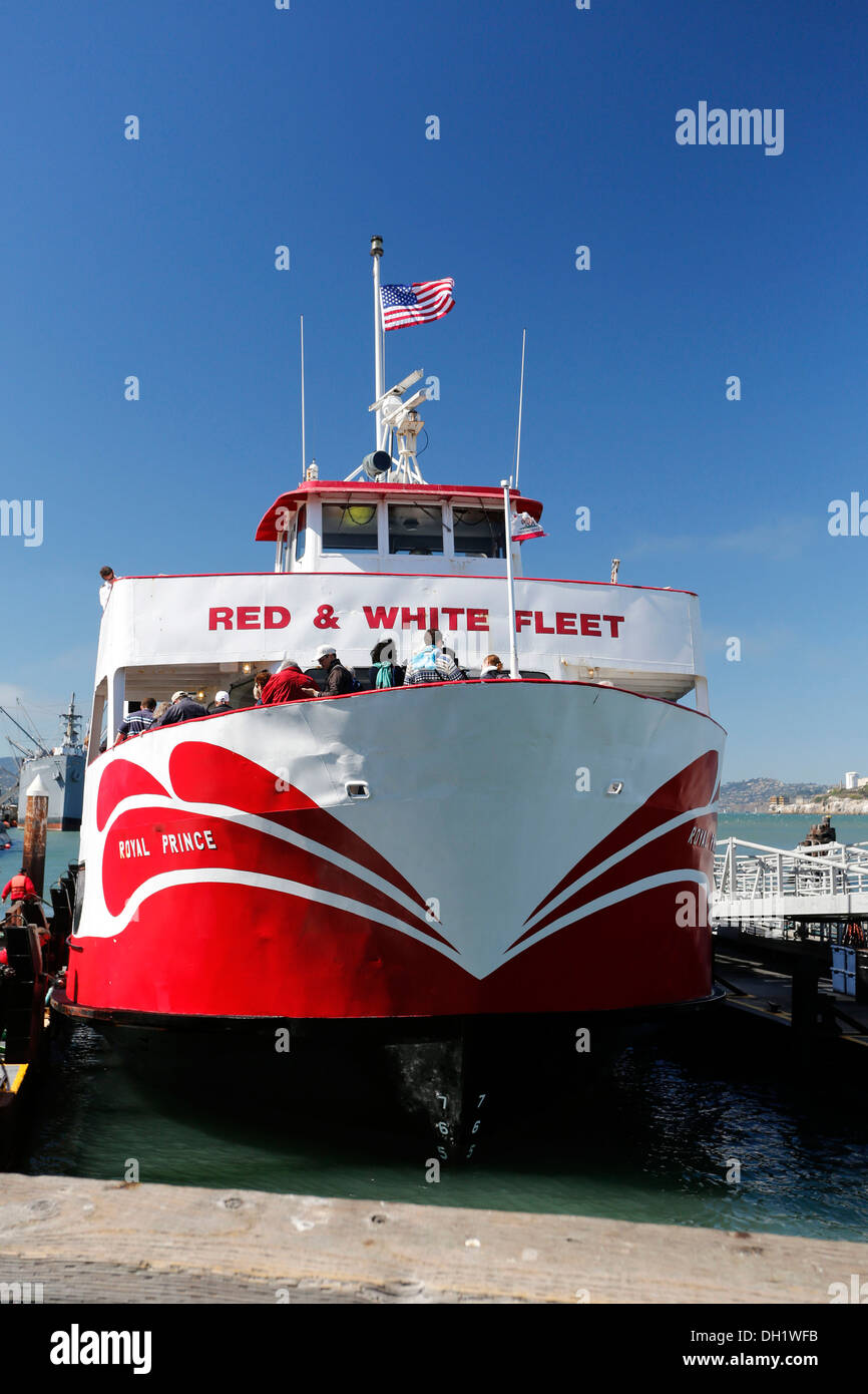 Rote und weiße Flotte, bietet Ausflüge zu Sehenswürdigkeiten in der Bucht von San Francisco, Kalifornien, USA Stockfoto
