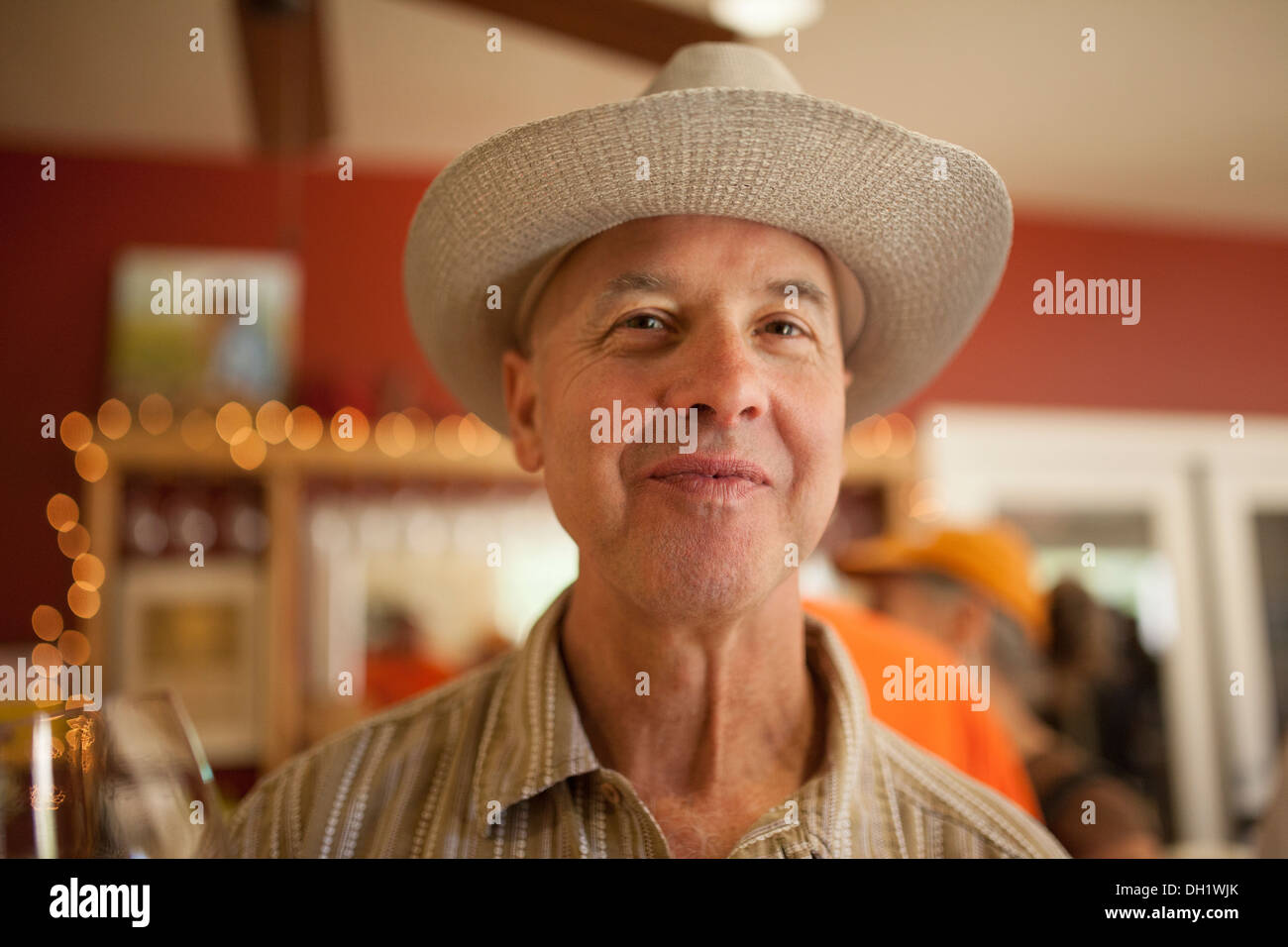 Ein Mann lächelt, als er im Wine Country in Kalifornien Wein schmeckt. Stockfoto