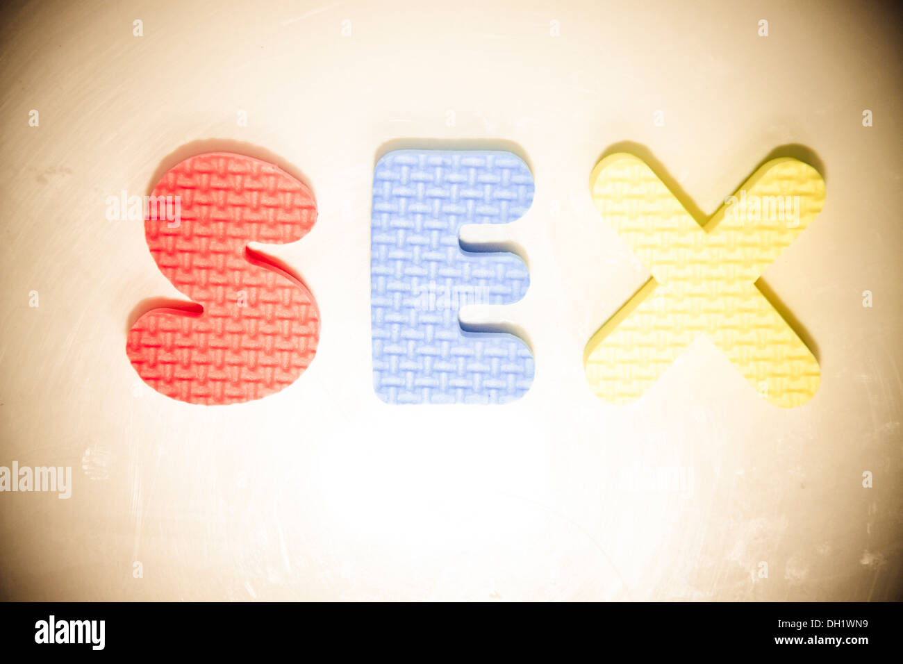das Wort Sex in bunten Kunststoff-Schaum Spielzeug Buchstaben ausgeschrieben Stockfoto