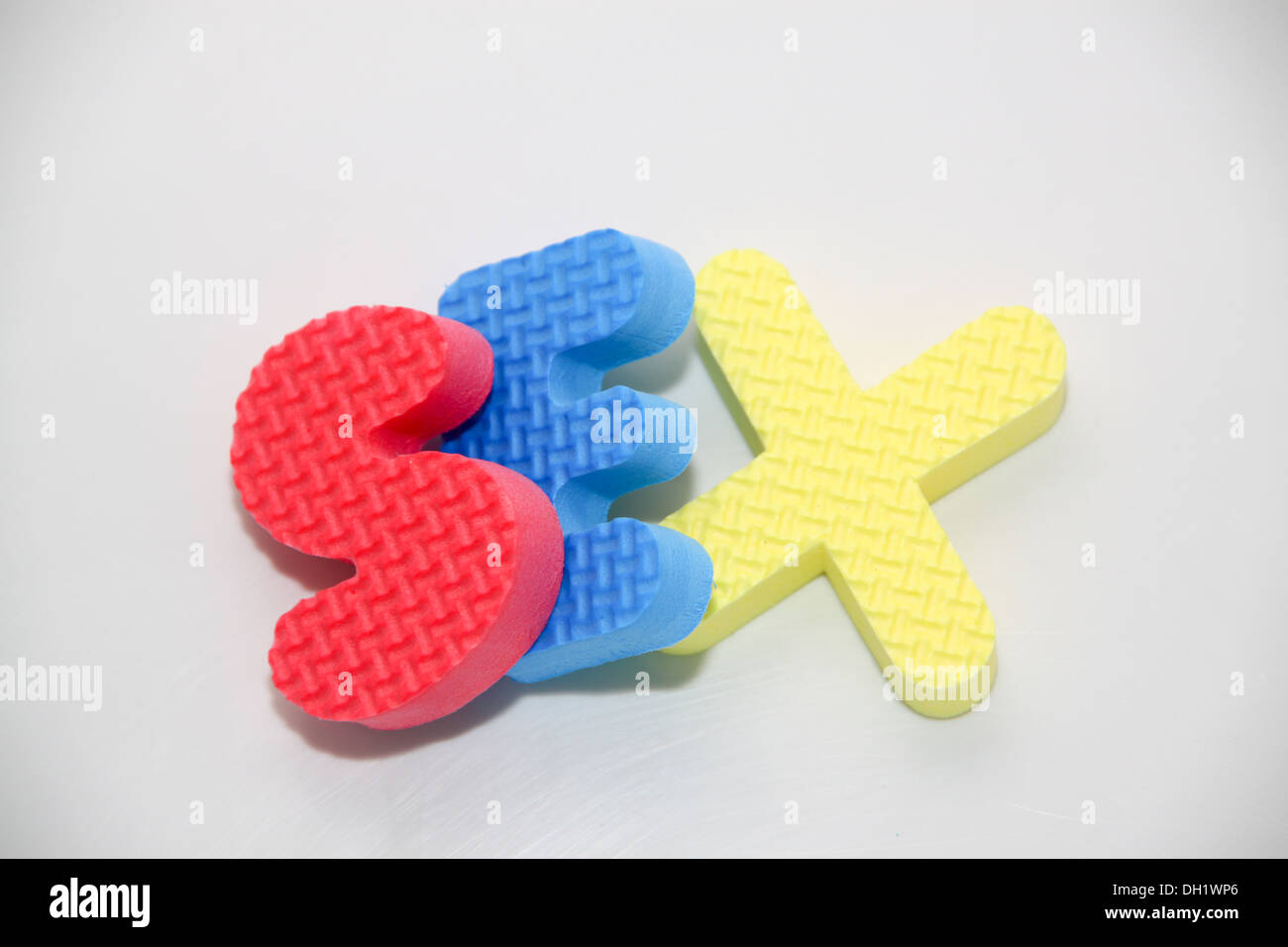 das Wort Sex in bunten Kunststoff-Schaum Spielzeug Buchstaben ausgeschrieben Stockfoto