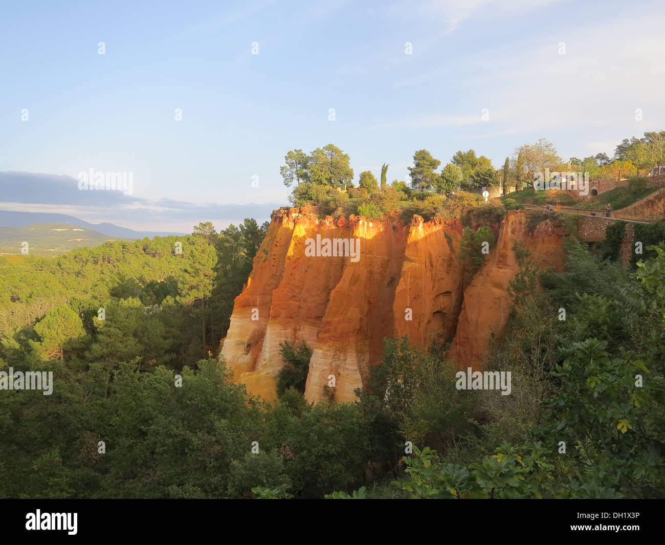 ockerfarbene Klippen von Roussillon Frankreich Stockfoto