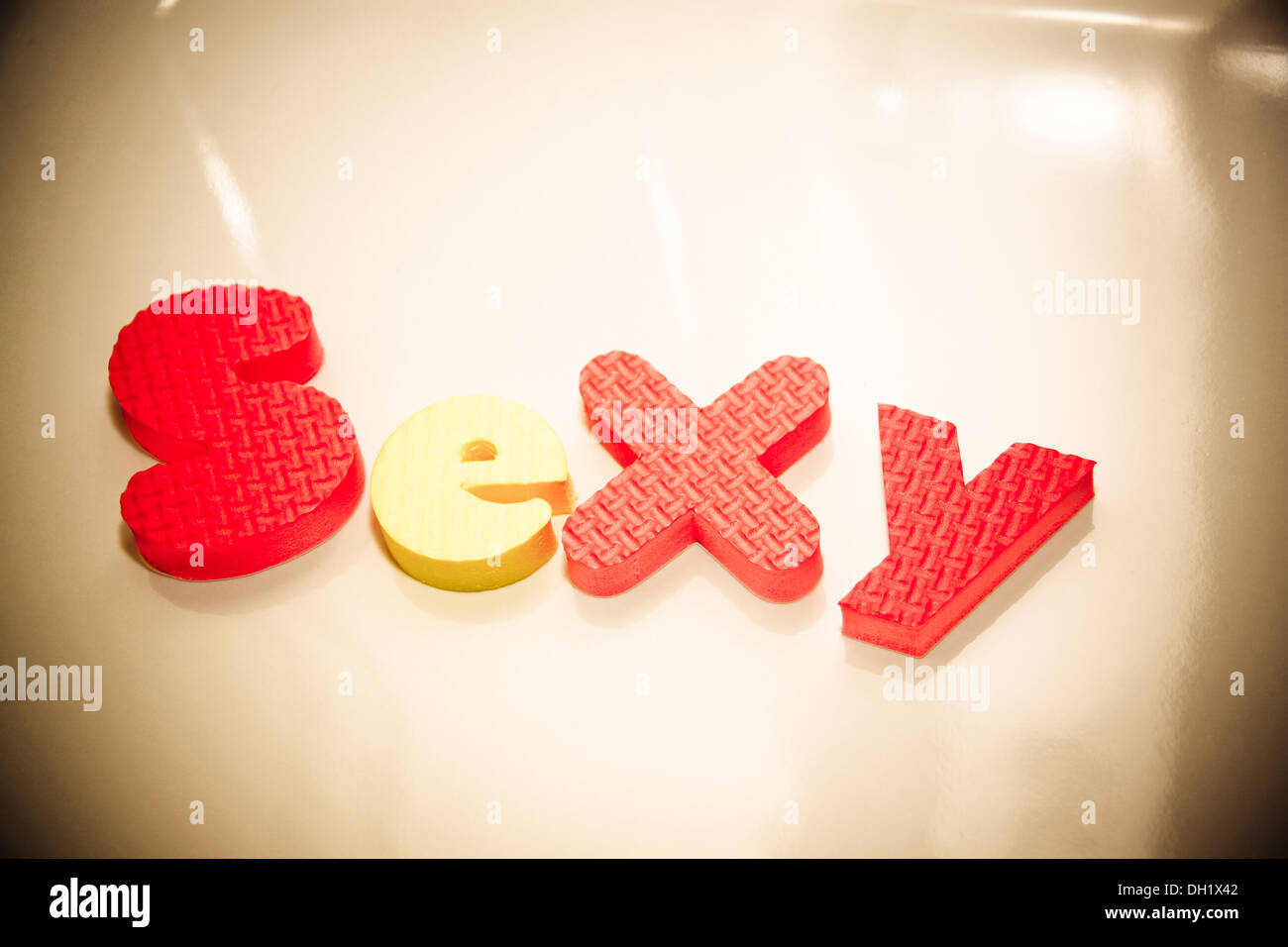 das Wort sexy in bunten Kunststoff-Schaum Spielzeug Buchstaben ausgeschrieben Stockfoto