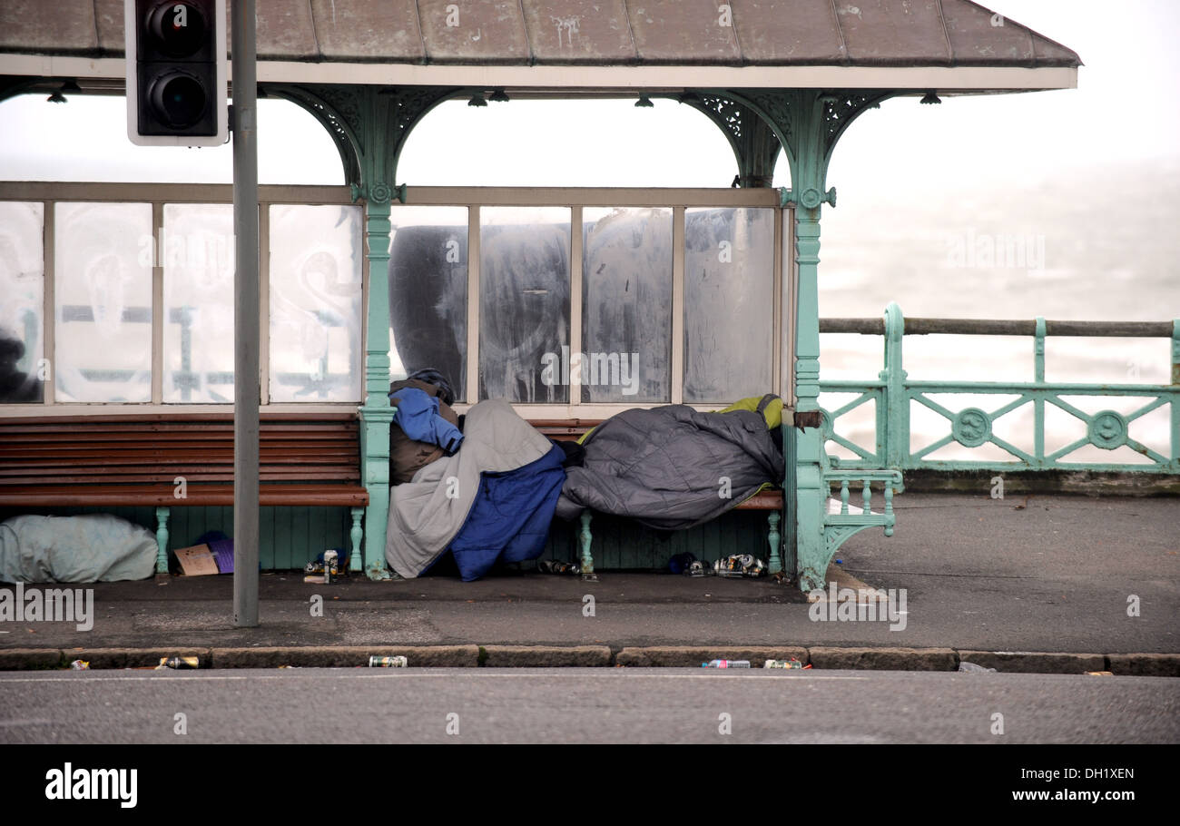 Grobe Schläfer im Schlafsack in Brighton Seafront Unterschlupf während des Tages Stockfoto