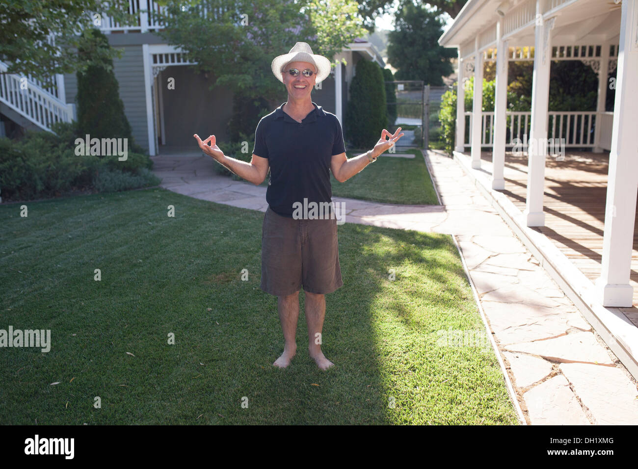 Ein Mann posiert in OM stehend Stockfoto