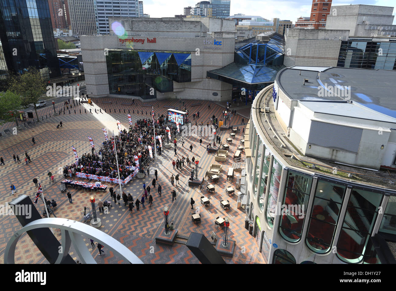 Luftaufnahme des Großbritanniens Supertalent Casting casting im Stadtzentrum von Birmingham, England. Teilnehmer aus Bibliothek betrachtet Stockfoto