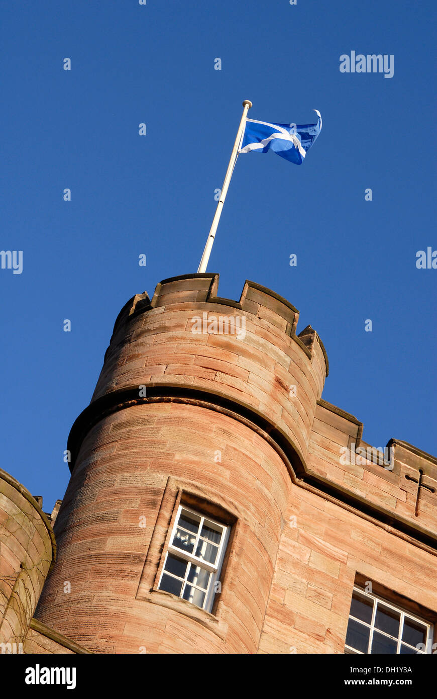 Die Nationalflagge von Schottland, auch bekannt als die Saltire oder St Andrews Cross fliegen von einem Turm in Dalhousie Castle, Midlothian Stockfoto